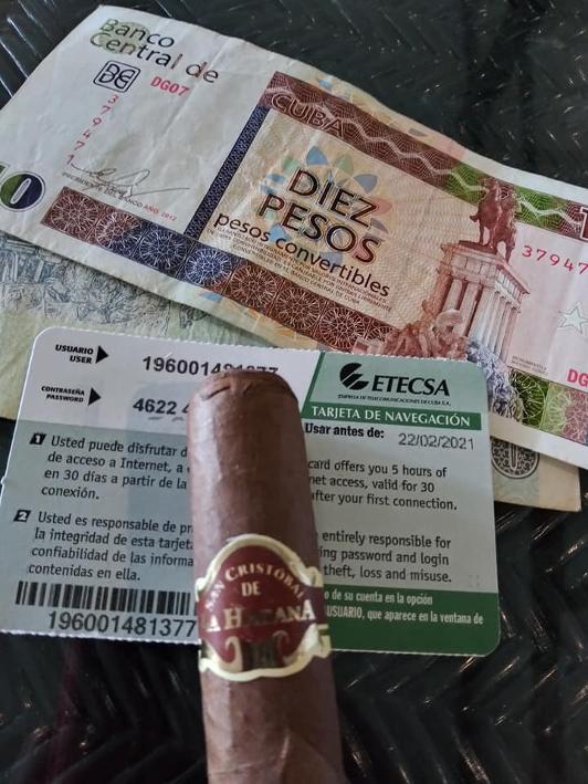 pesos convertibles - convertible pesos for Florida tourists in Cuba CUC and a cuban cigar